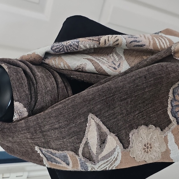 NWT Vince Camuto Beige Floral Scarf with Fringe - Picture 10 of 16